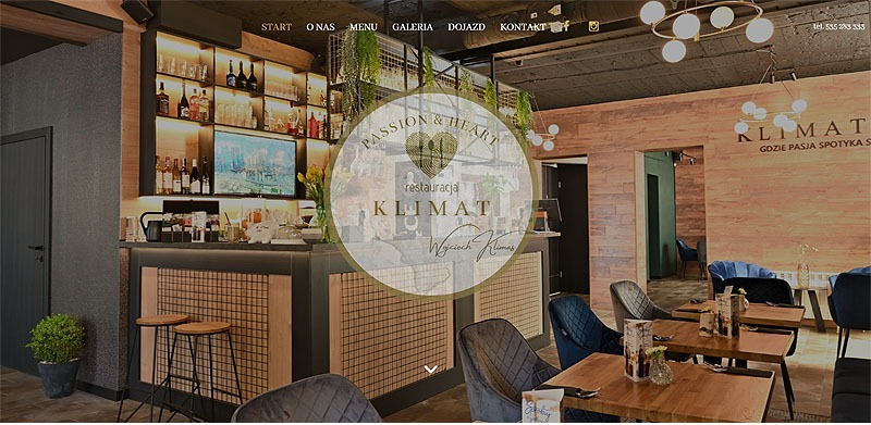 Wnętrze restauracji Klimat z barem, stolikami i logo na stronie internetowej. Widoczne elementy wystroju i oświetlenie. Ciepła kolorystyka i nowoczesny design.