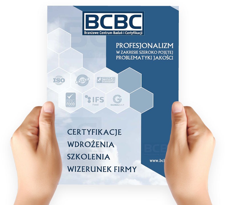 Dłonie trzymają ulotkę BCBC z informacjami o certyfikacji, wdrożeniach, szkoleniach i wizerunku firmy. Widoczne logo i hasło: Profesjonalizm w zakresie szeroko pojętej problematyki jakości.