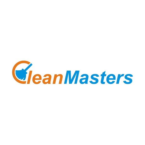 Logo firmy CleanMasters: niebieski napis z pomarańczowym symbolem miotły w okręgu, sugerujące usługi sprzątania.
