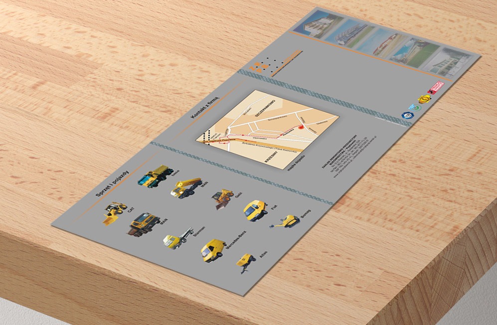 Ulotka firmy budowlanej z mapą dojazdu i grafikami sprzętu budowlanego na drewnianym blacie, prezentująca ofertę i dane kontaktowe.