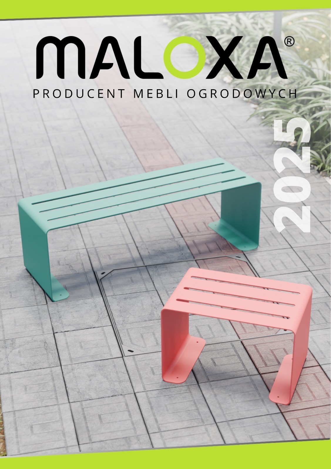 Dwie metalowe ławki ogrodowe w kolorze miętowym i różowym na tle płytek chodnikowych. Minimalistyczny design, nowoczesny styl, prezentacja katalogowa.