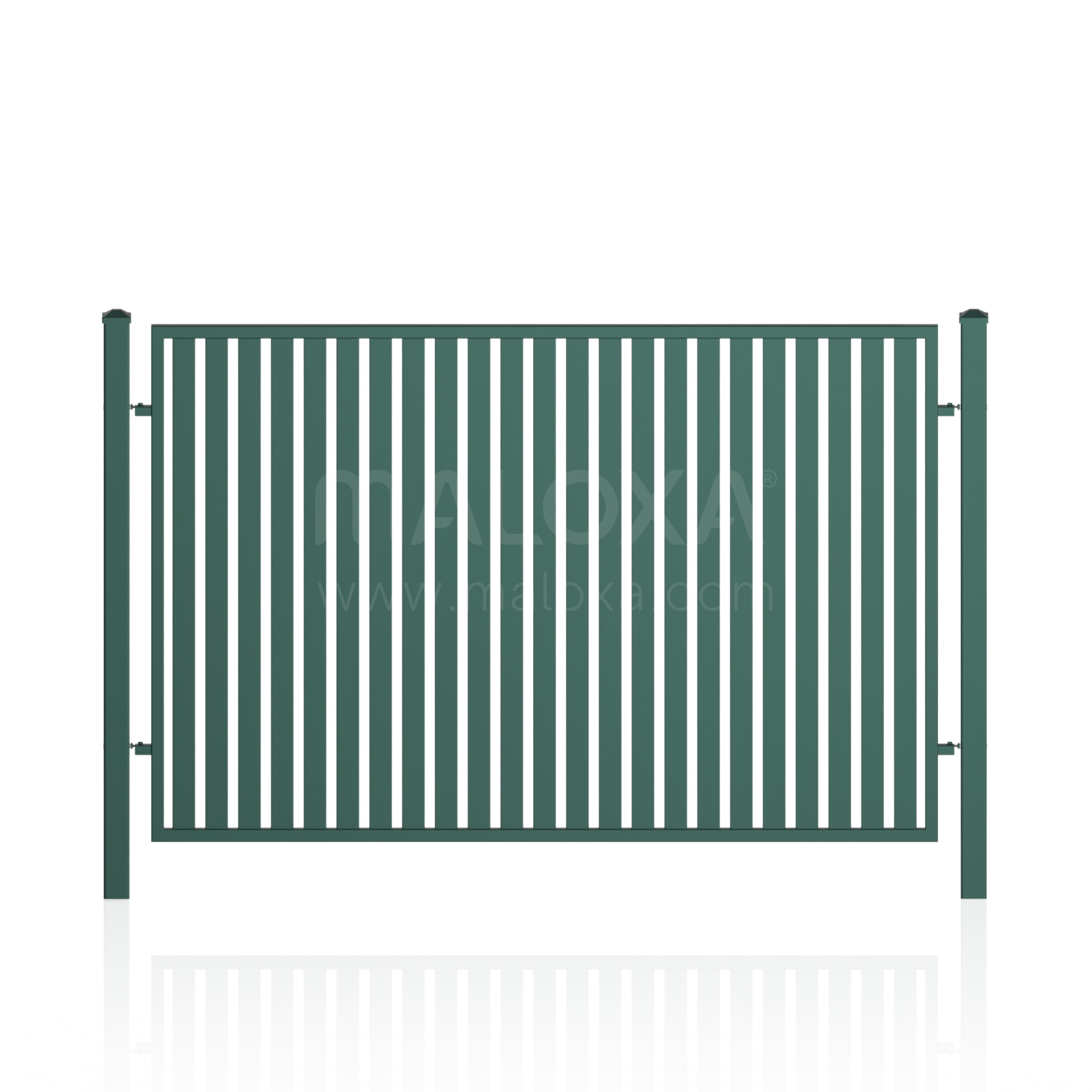 Nowoczesne, ciemnozielone przęsło ogrodzenia metalowego z pionowymi szczeblami, widoczne na białym tle z subtelnym odbiciem. Minimalistyczny design.