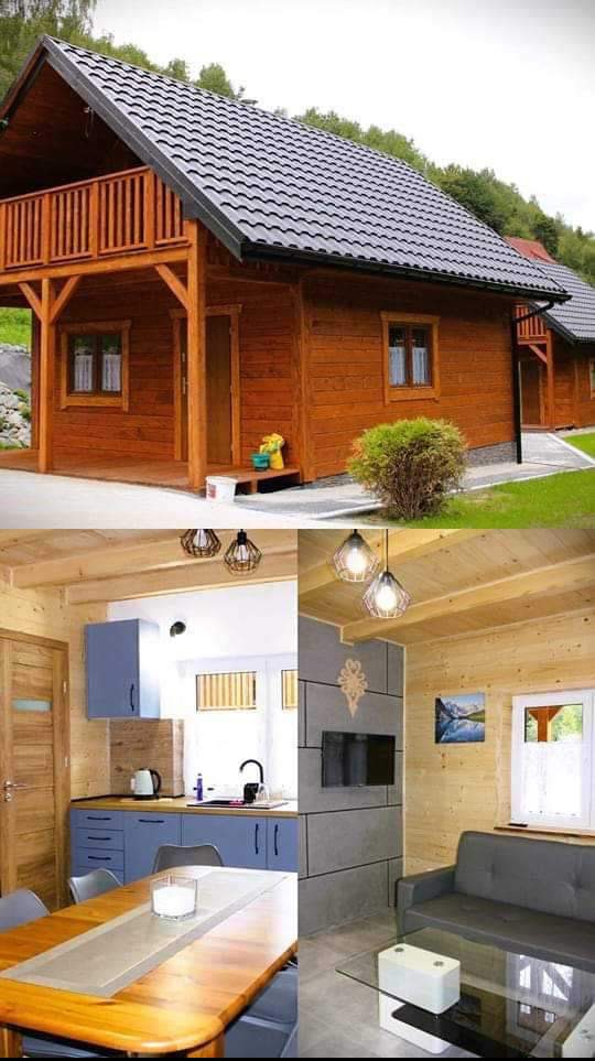 Drewniany dom szkieletowy z balkonem, widok z zewnątrz i wnętrza: kuchnia z niebieskimi szafkami, salon z szarą sofą i drewnianymi ścianami.