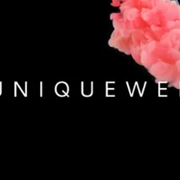 Abstrakcyjne logo 'UNIQUEWEB' z różową chmurą atramentu w prawym górnym rogu na czarnym tle, minimalistyczny i nowoczesny design.