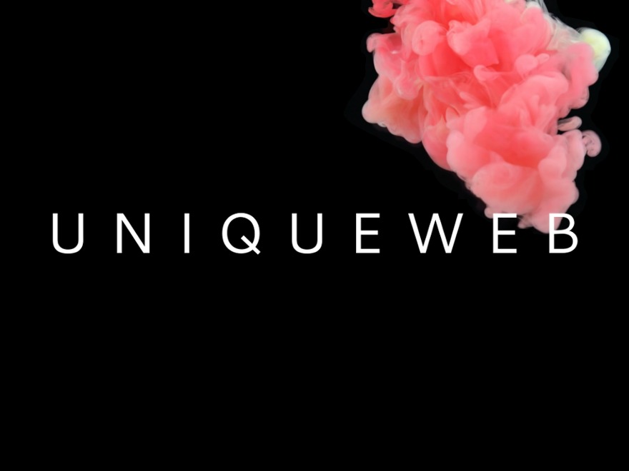 Abstrakcyjne logo 'UNIQUEWEB' z różową chmurą atramentu w prawym górnym rogu na czarnym tle, minimalistyczny i nowoczesny design.