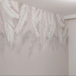 Usługi budowlane Maciej Markiewicz - Ściana z motywem liści palmowych w odcieniach szarości, oświetlenie sufitowe i okno w rogu pokoju. Minimalistyczny design wnętrza.
