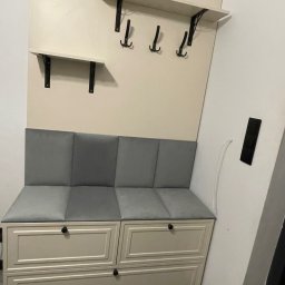 BATTEMEBLE DARIUSZ BATTE - Funkcjonalna zabudowa przedpokoju: siedzisko z szufladami, półka i wieszaki na ścianie w jasnej tonacji. Nowoczesny design z elementami klasycznymi.