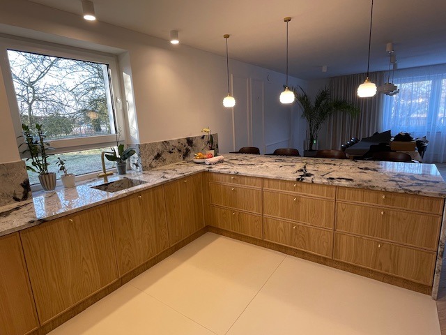 wyspa z szafkami z szufladami, blat z marmuru, zlew również