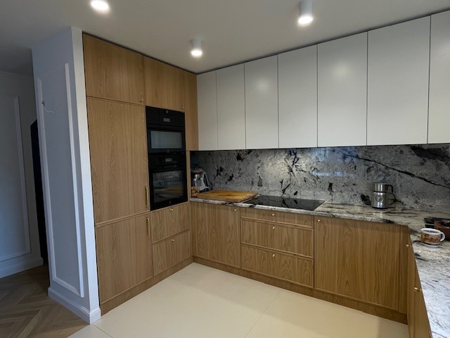 wysoka zabudowa z lodówką, piekarnikiem i kuchenką mikrofalową