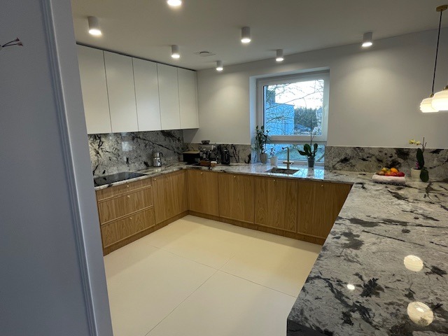 górna szafki w lakierze półmacie, dół fornirowany