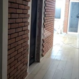 Układałem płytki na podłodze i cegiełki