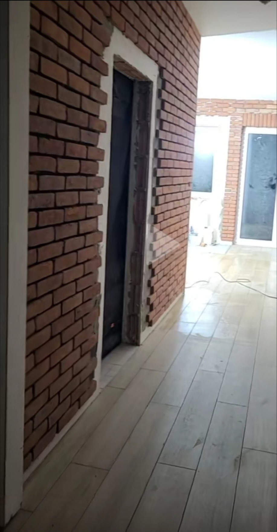 Układałem płytki na podłodze i cegiełki