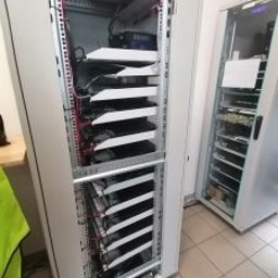Zaawansowane systemy zabezpieczenia technicznego, szafa rack z serwerami do systemu kamer IP