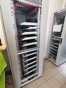 Zaawansowane systemy zabezpieczenia technicznego, szafa rack z serwerami do systemu kamer IP