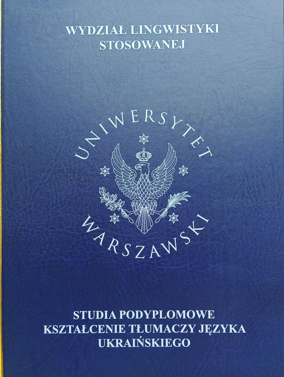 Dyplom Uniwersytetu Warszawskiego, Wydział Lingwistyki Stosowanej, studia podyplomowe: kształcenie tłumaczy języka ukraińskiego, na ciemnoniebieskim tle.