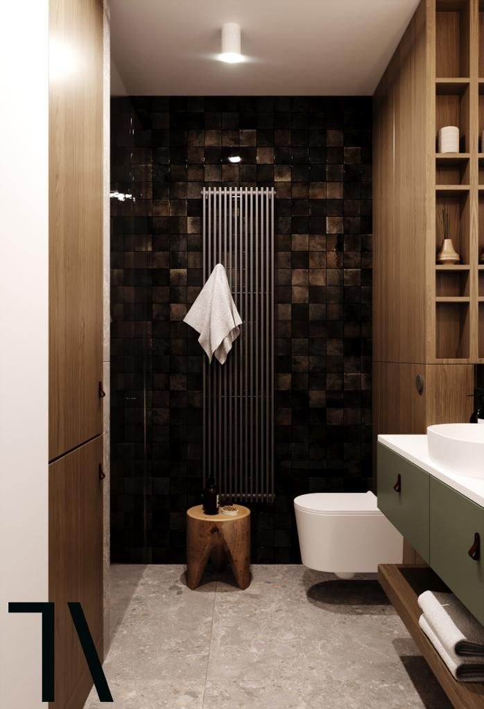 Nowoczesna łazienka z drewnianymi akcentami i ciemną mozaiką w Jeleniej Górze. Grzejnik drabinkowy, umywalka nablatowa i drewniane szafki tworzą spójny wystrój.