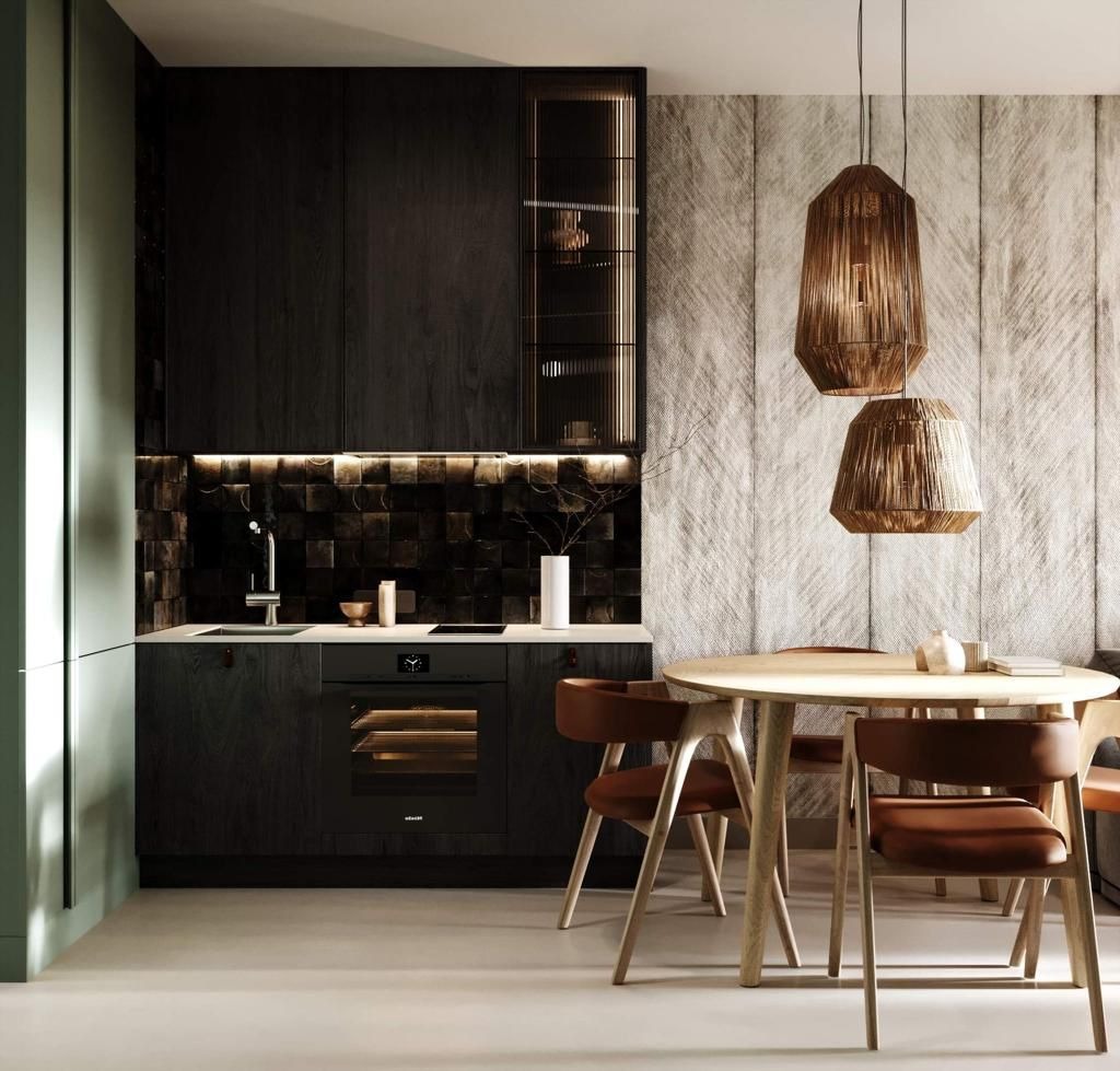 Nowoczesna, ciemna kuchnia z drewnianymi szafkami, mozaiką na ścianie i okrągłym stołem z krzesłami. Wiszące lampy z abażurami dodają ciepła wnętrzu.