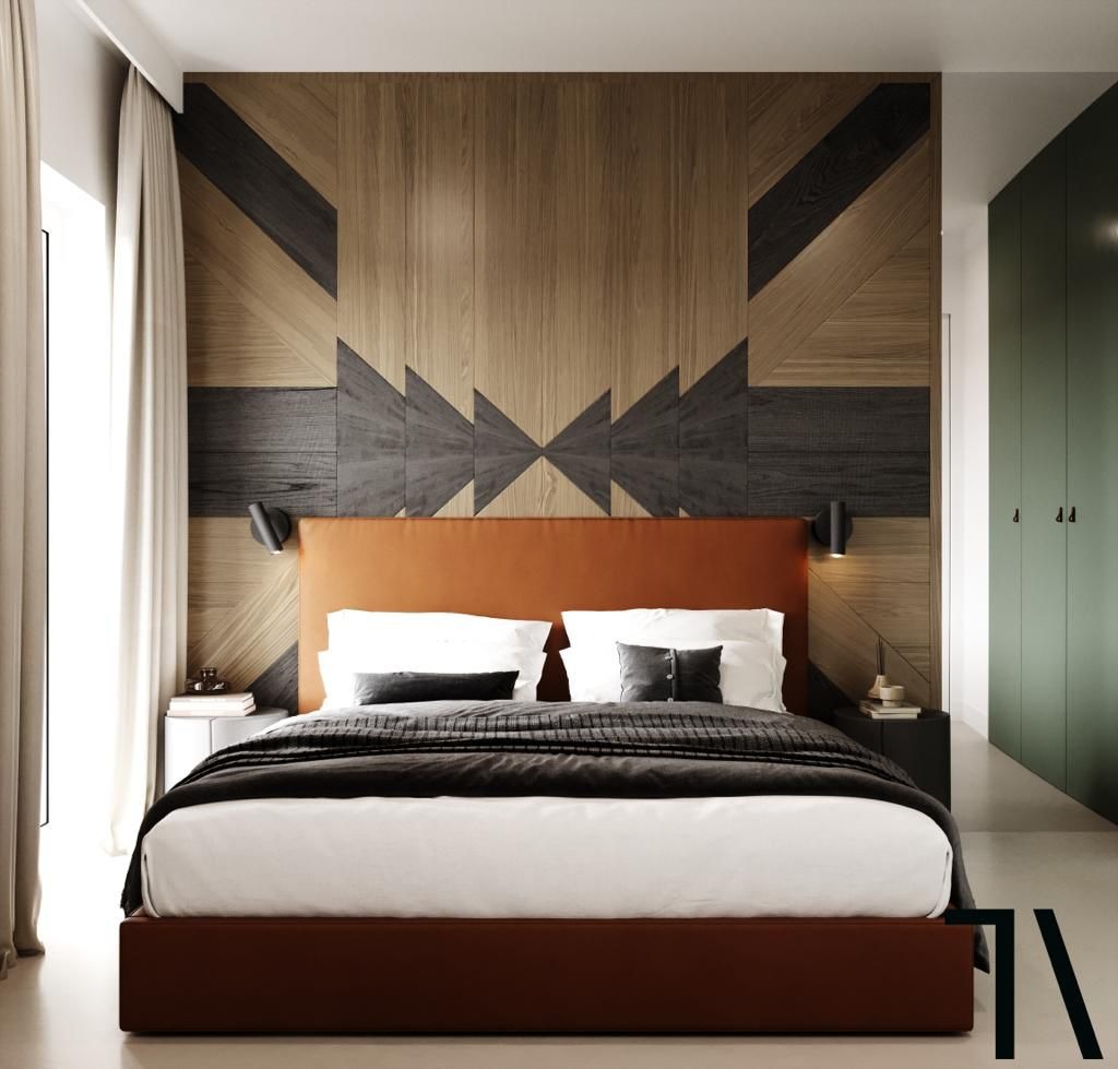 Stylowa sypialnia z drewnianą ścianą w geometryczne wzory nad pomarańczowym wezgłowiem łóżka. Minimalistyczne oświetlenie i szafa w tle dopełniają aranżację.