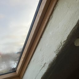 W ten sposób obrabiamy okna dachowe zapewniając 100% szczelności i brak mostków termicznych.