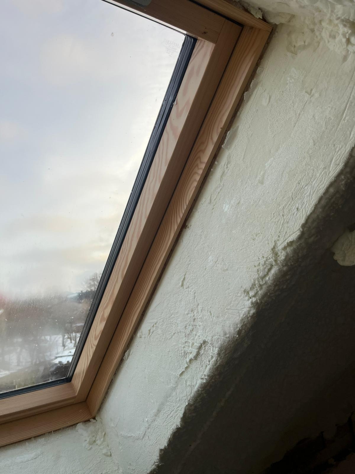 W ten sposób obrabiamy okna dachowe zapewniając 100% szczelności i brak mostków termicznych.