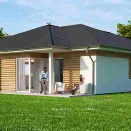 Projekt parterowego domu z ciemnym dachem, drewnianą elewacją i dużymi przeszkleniami, otoczonego zielonym trawnikiem, z dwiema osobami na tarasie.