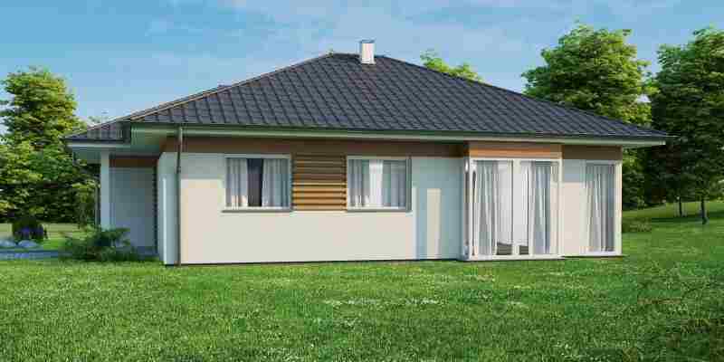 Nowoczesny, parterowy dom z dwuspadowym dachem krytym ciemną dachówką, z jasną elewacją częściowo wykończoną drewnianą okładziną, otoczony zielonym trawnikiem i drzewami.