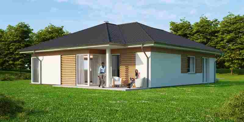 Projekt parterowego domu z ciemnym dachem, drewnianą elewacją i dużymi przeszkleniami, otoczonego zielonym trawnikiem, z dwiema osobami na tarasie.