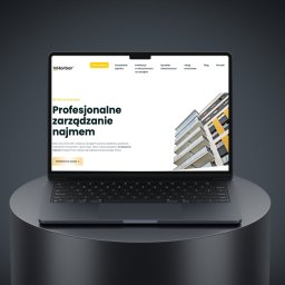 XPERTEO - Laptop prezentuje stronę internetową firmy InHarbor z Wrocławia, oferującej profesjonalne zarządzanie najmem nieruchomości. Widoczny budynek w tle strony.