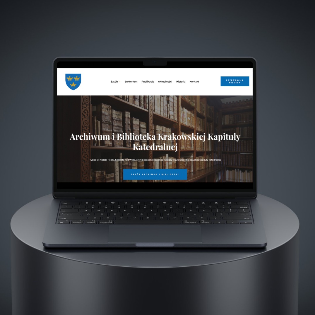 Strona internetowa Archiwum i Biblioteki Krakowskiej Kapituły Katedralnej wyświetlona na laptopie. Minimalistyczny design z motywem historycznym i nawigacją w górnej części.