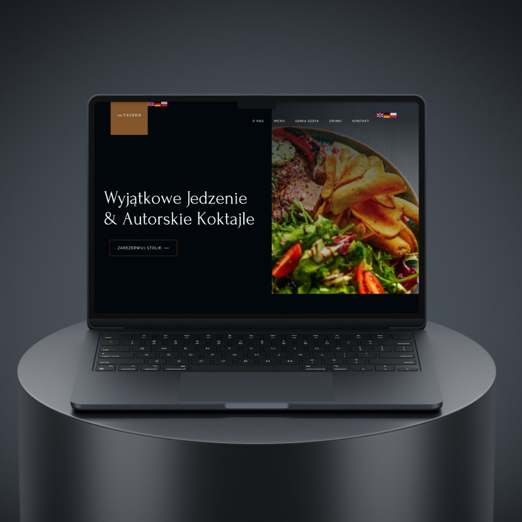 Laptop prezentuje stronę 'The Tavern' z ofertą wyjątkowego jedzenia i autorskich koktajli. Widoczna grafika dania i przycisk rezerwacji stolika.