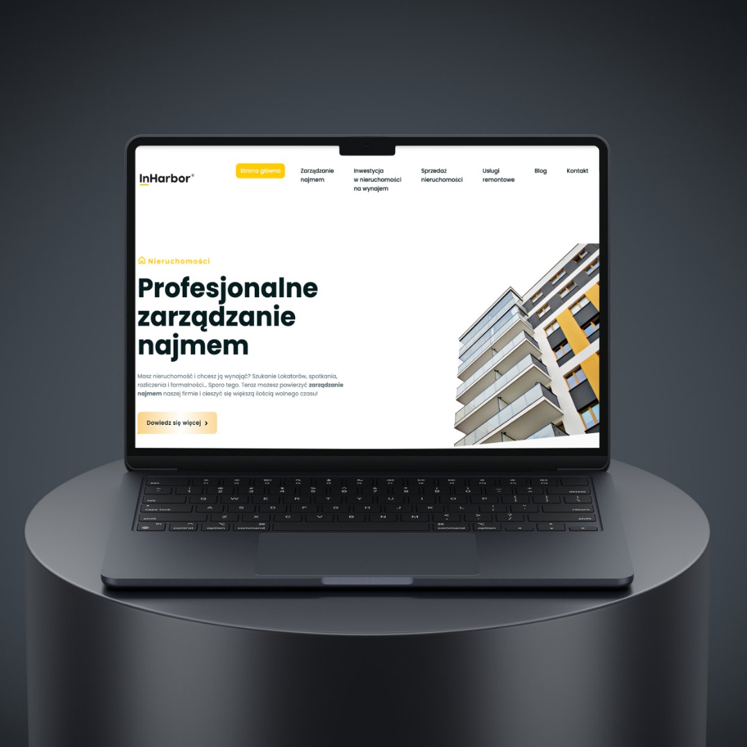Laptop prezentuje stronę internetową firmy InHarbor z Wrocławia, oferującej profesjonalne zarządzanie najmem nieruchomości. Widoczny budynek w tle strony.