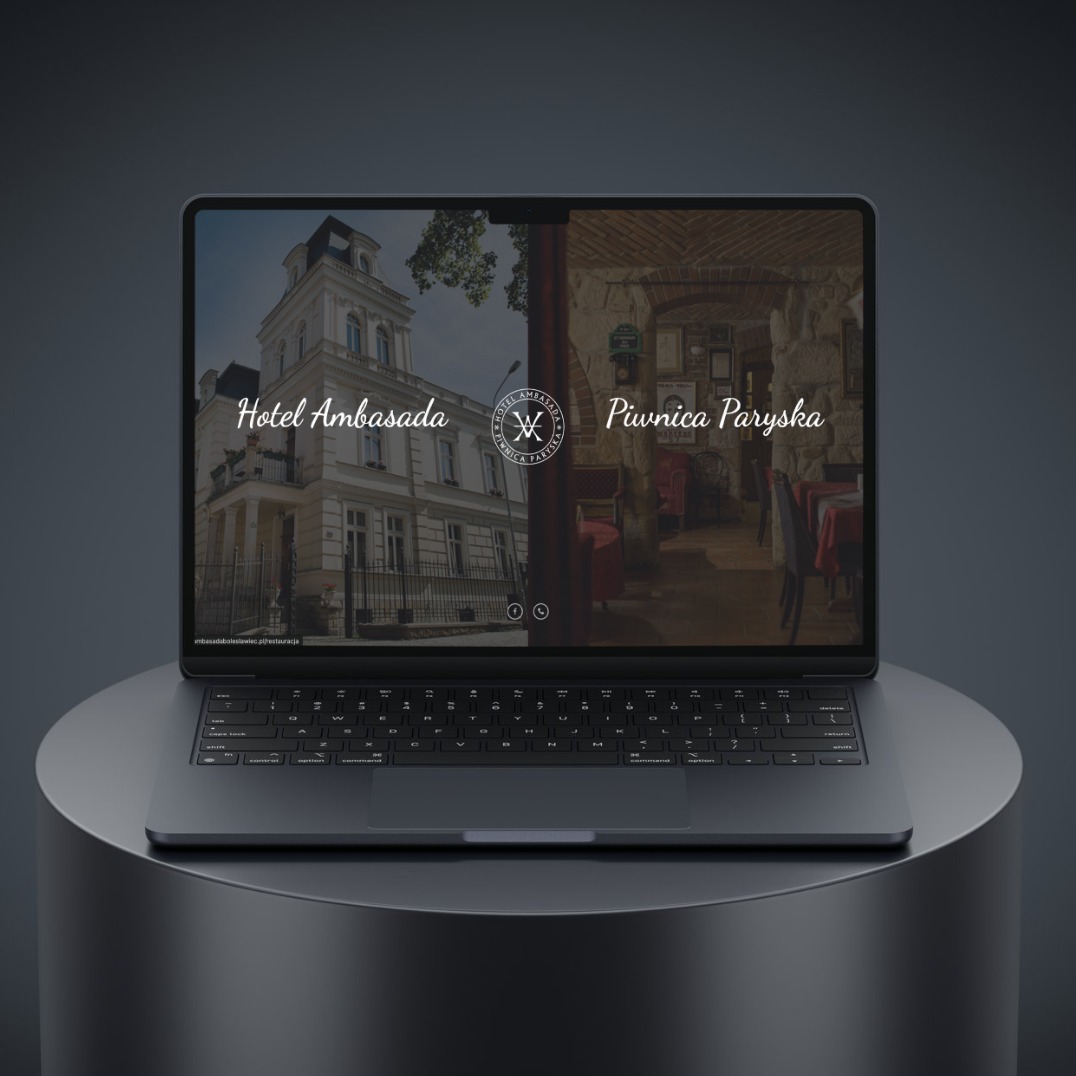 Laptop prezentuje stronę internetową z podziałem na Hotel Ambasada i Piwnicę Paryską, ukazując fasadę hotelu i wnętrze restauracji w eleganckiej kompozycji.