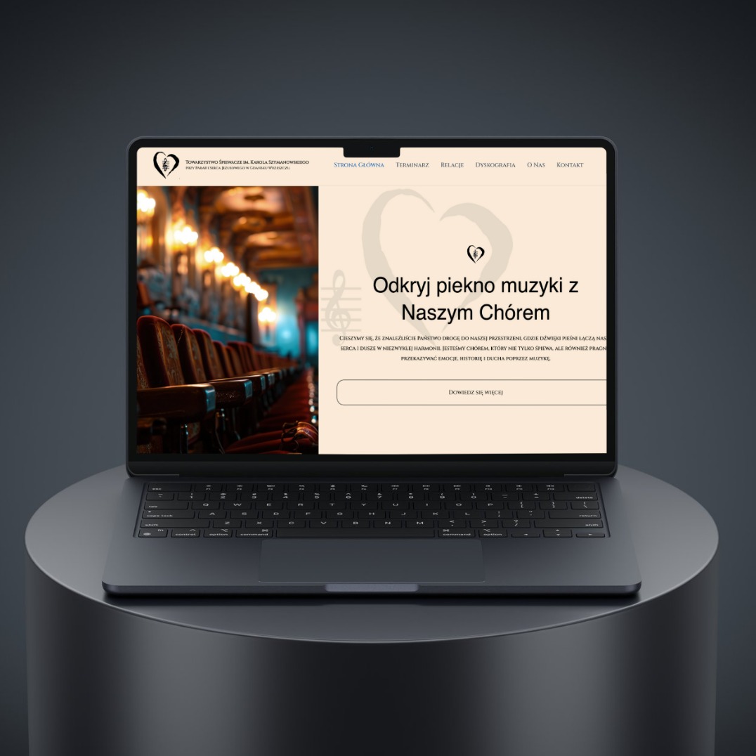Laptop prezentuje stronę internetową chóru z eleganckim designem. W tle widoczne wnętrze sali koncertowej, co tworzy spójną wizualizację muzycznego charakteru.