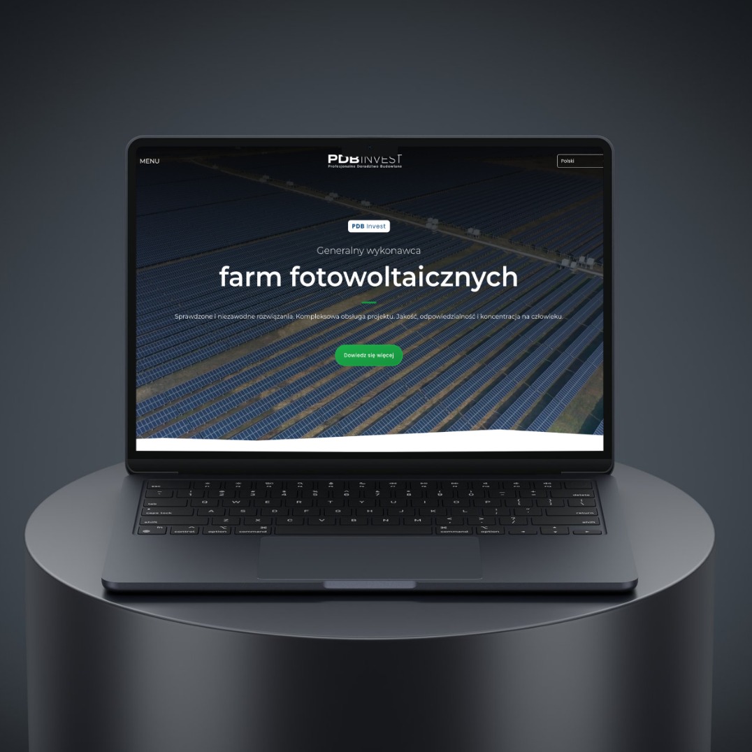 Laptop na podeście prezentuje stronę PDB Invest z farmą fotowoltaiczną. Tekst: 'Generalny wykonawca farm fotowoltaicznych'. Nowoczesny design, ciemne tło.
