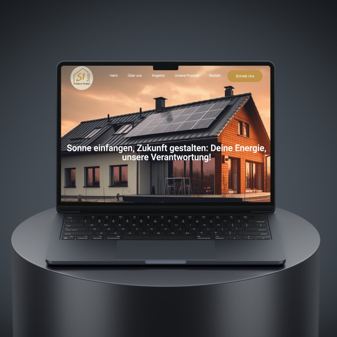 Laptop prezentuje stronę internetową firmy z fotowoltaiką, z hasłem 'Sonne einfangen, Zukunft gestalten'. Dom z panelami słonecznymi w tle, ciepłe oświetlenie.