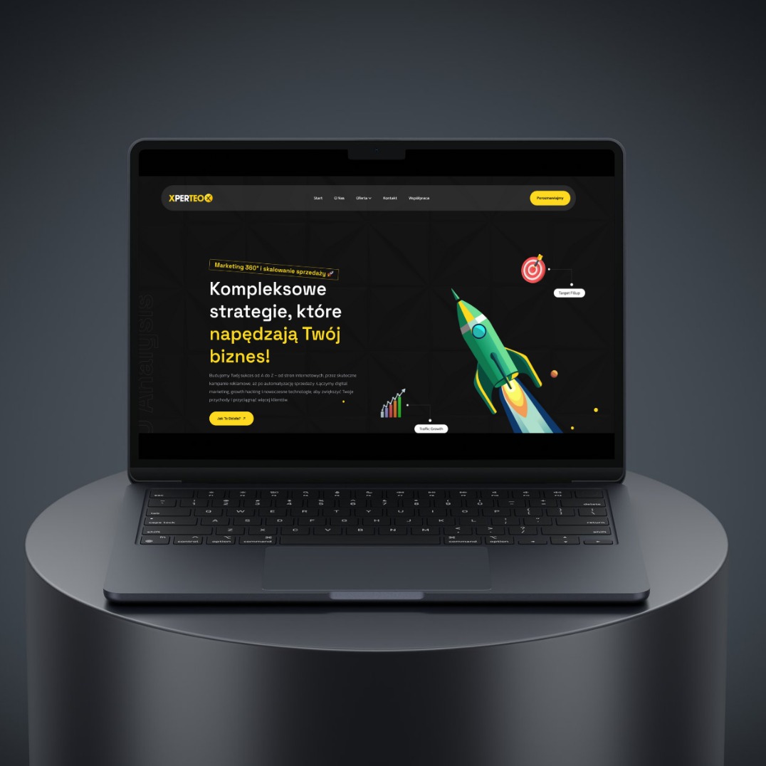 Laptop prezentuje stronę internetową z grafiką rakiety i hasłem o kompleksowych strategiach marketingowych. Widoczny tekst: Marketing 360° i skalowanie sprzedaży.