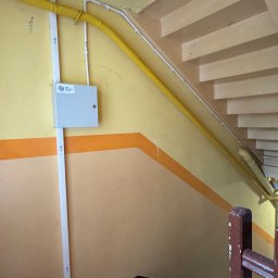 Montaż rury i korytka i puszki i szkrinki 