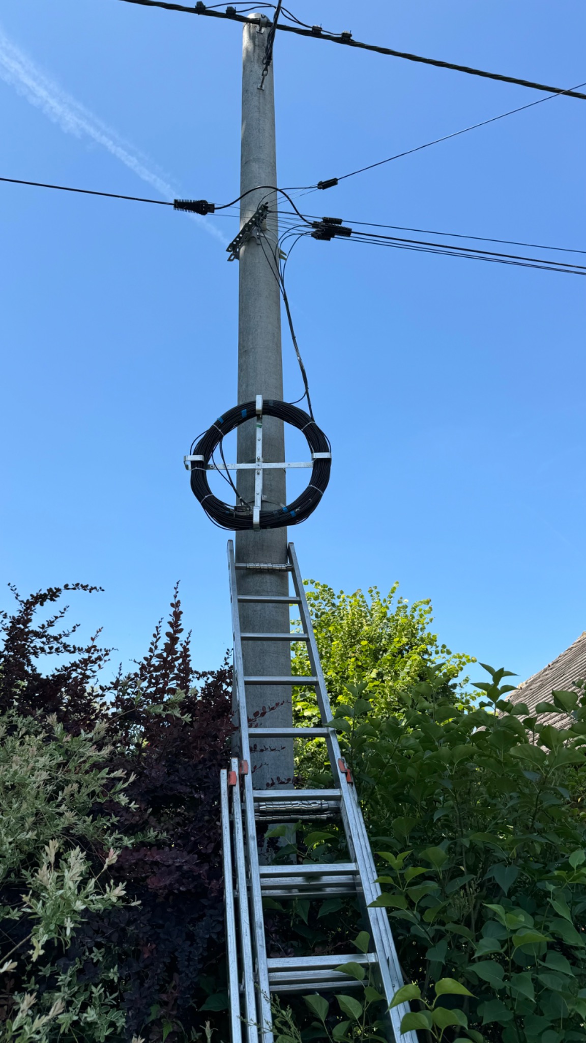 Montaż kabla światłowód I stelaża i haka