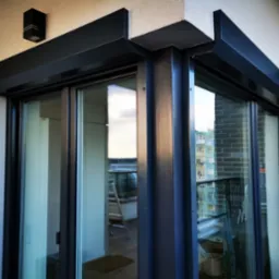 Czasem mimo małej ilości miejsca da się ładnie wkomponować rolety nawet jeśli trzeba wyciąć trochę elewacji