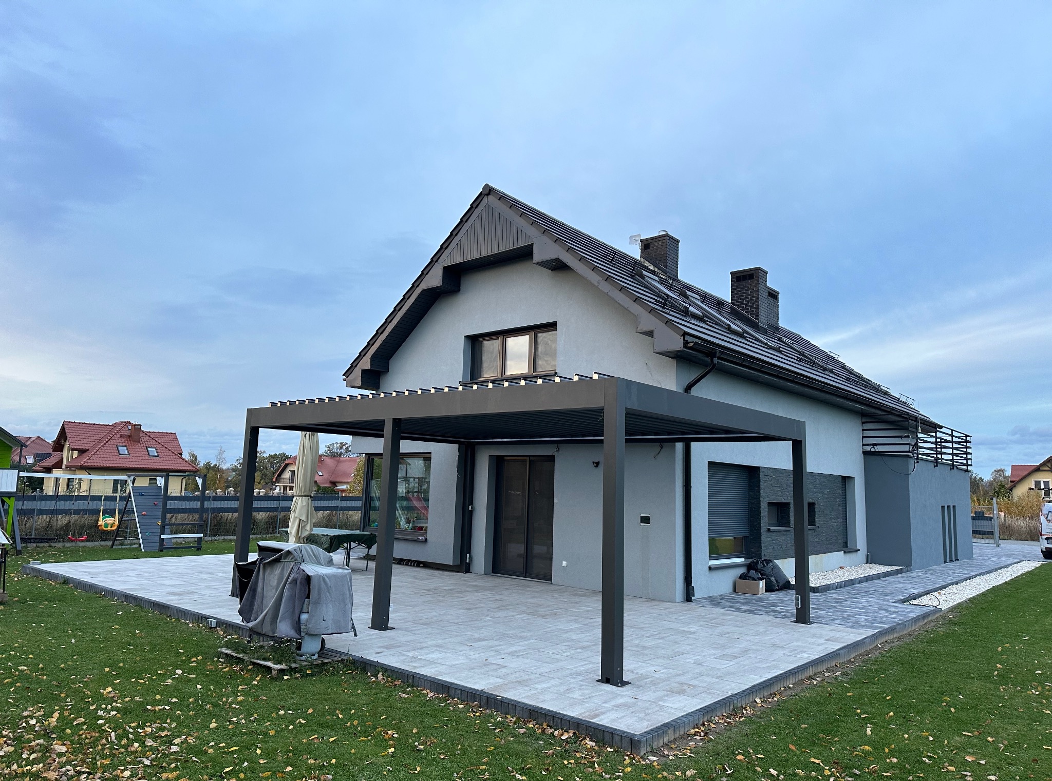 Król pergol z palety firmy Selt, SB500, podświetlanie ledowe, przygotowana elektryka pod jacuzzi i boczne refleksole