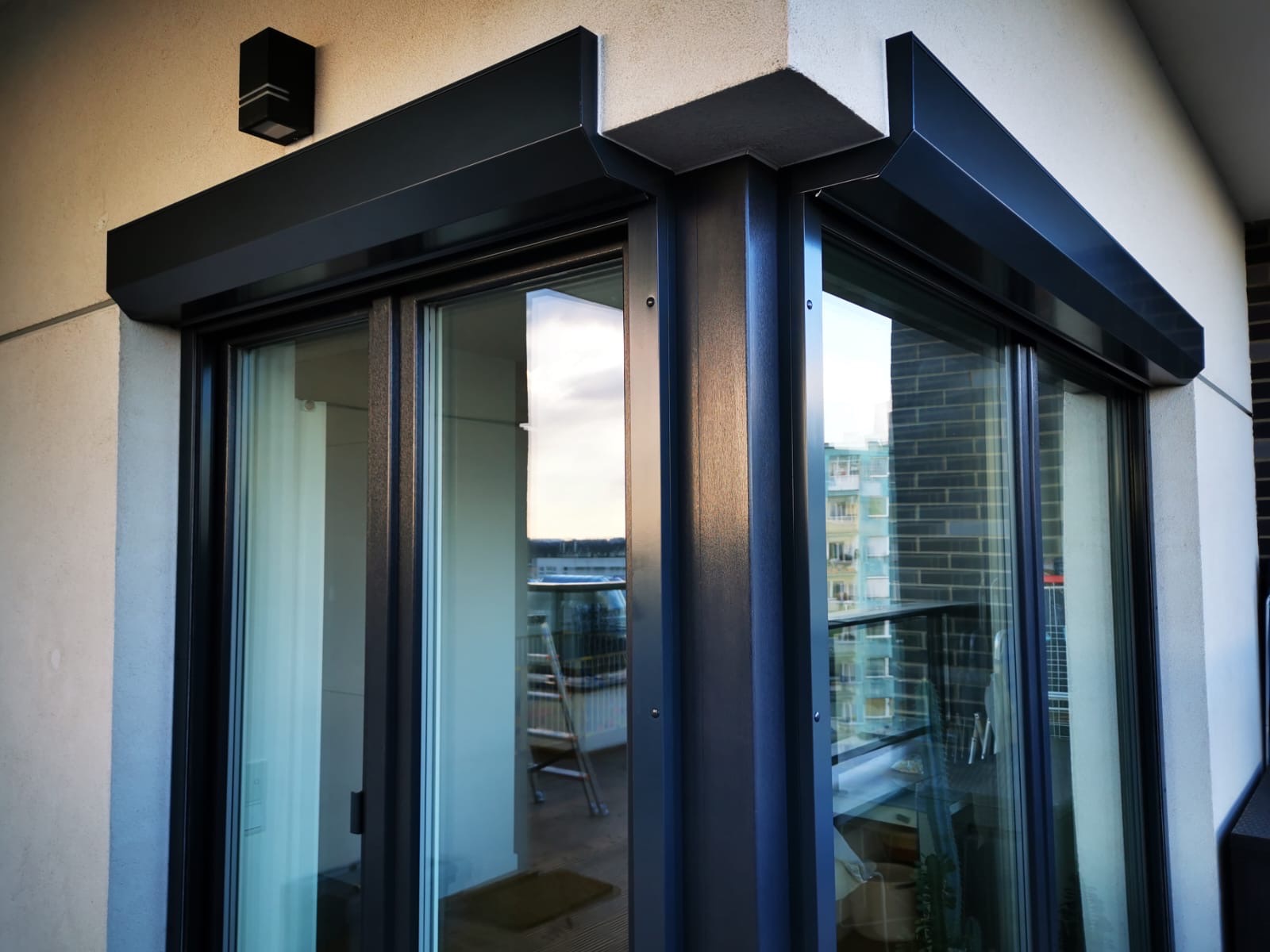 Czasem mimo małej ilości miejsca da się ładnie wkomponować rolety nawet jeśli trzeba wyciąć trochę elewacji