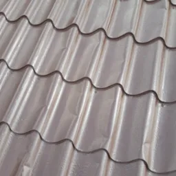 Błyszczące, brązowe panele dachowe z wyraźną teksturą i widocznymi mocowaniami, ułożone w falisty wzór.