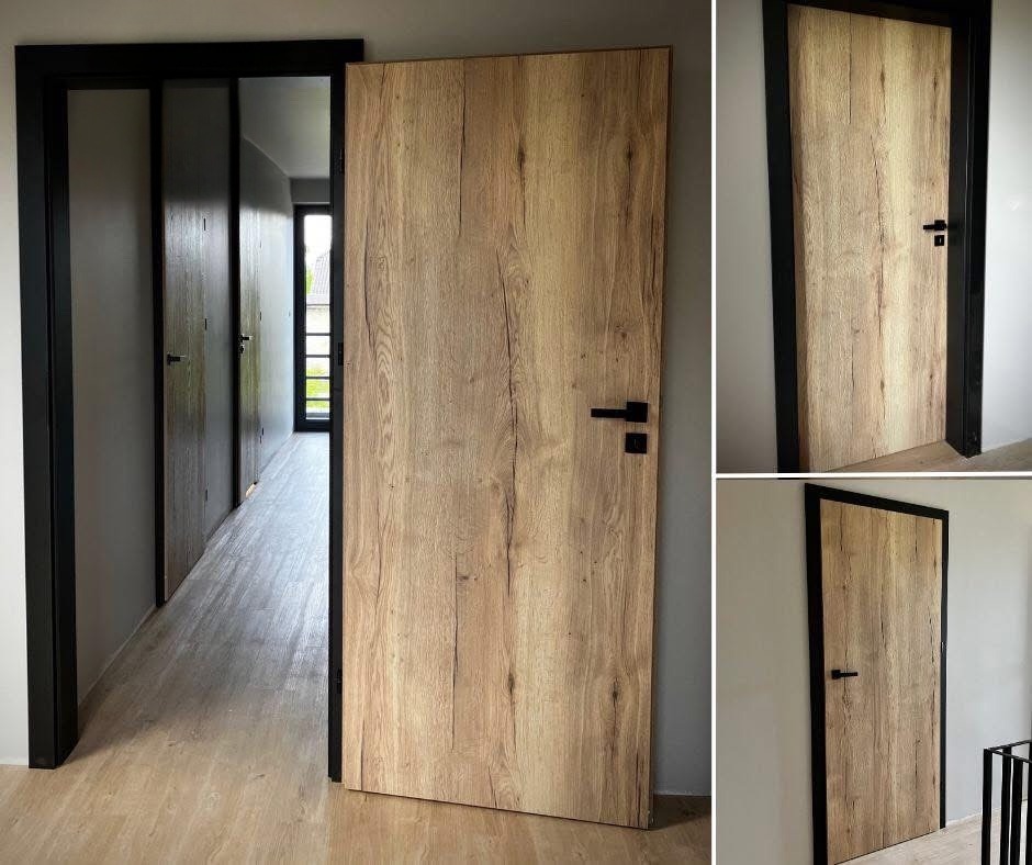 Drewniane drzwi wewnętrzne z czarną ościeżnicą, otwarte, ukazujące wnętrze korytarza z kolejnymi drzwiami. Ujęcie z bliska, z dbałością o szczegóły wykończenia.