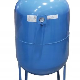 Niebieski, pionowy zbiornik hydroforowy z manometrem i etykietami, stojący na metalowych nogach, na białym tle. Widok z przodu, oświetlenie studyjne.