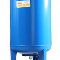 Niebieski, pionowy zbiornik hydroforowy na trzech nogach, z widoczną tabliczką znamionową i elementami przyłączeniowymi, na białym tle.