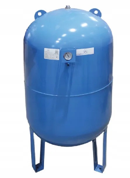 Niebieski, pionowy zbiornik hydroforowy z manometrem i etykietami, stojący na metalowych nogach, na białym tle. Widok z przodu, oświetlenie studyjne.