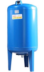 Niebieski, pionowy zbiornik hydroforowy na trzech nogach, z widoczną tabliczką znamionową i elementami przyłączeniowymi, na białym tle.