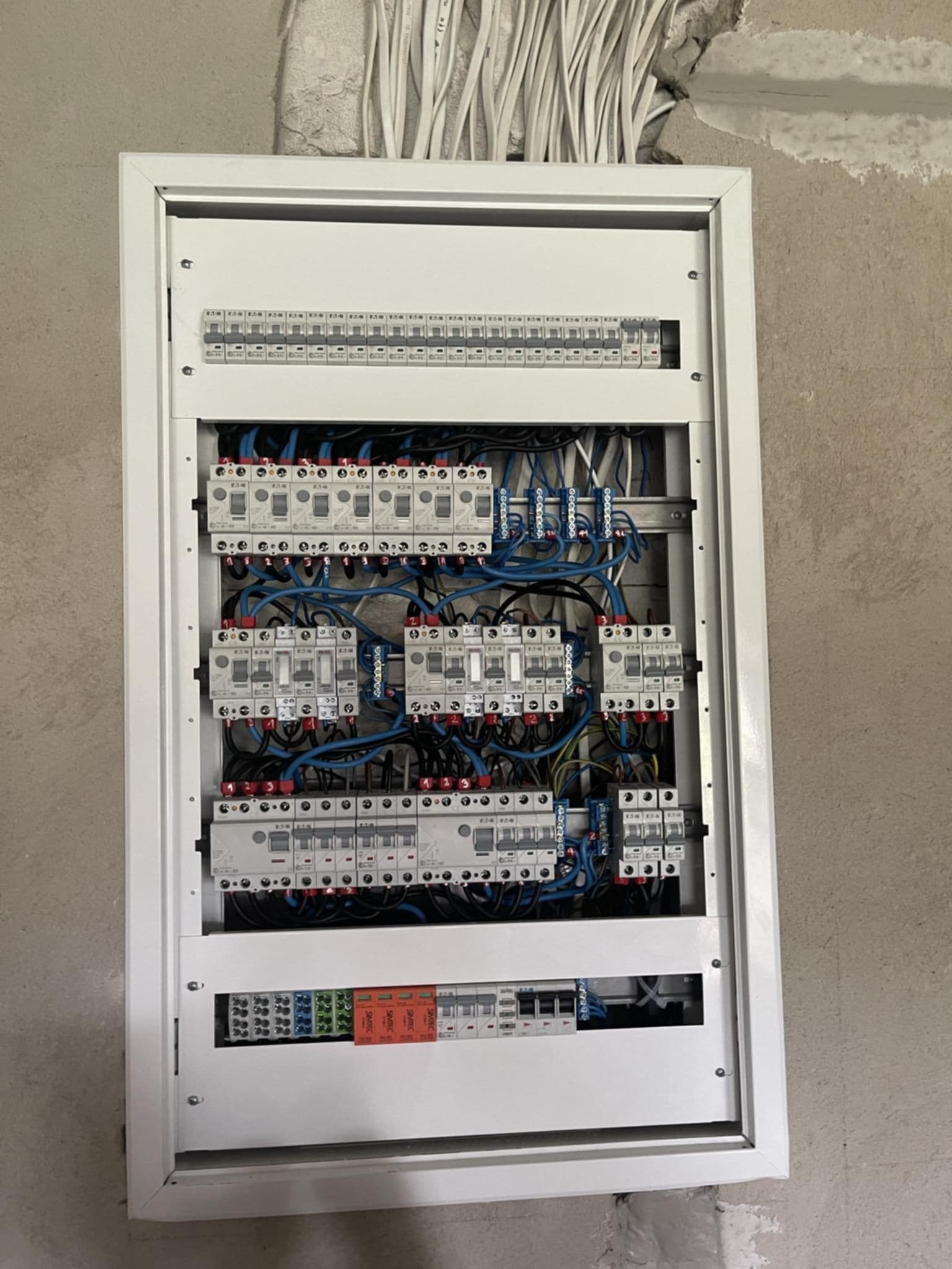 Szafa elektryczna w nowym budynku mieszkalnym