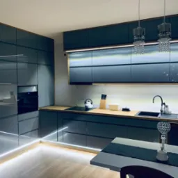Elegancka kuchnia z szarymi, lakierowanymi frontami, drewnianym blatem i subtelnym podświetleniem LED. Nad wyspą kuchenną wiszą ozdobne, kryształowe lampy.
