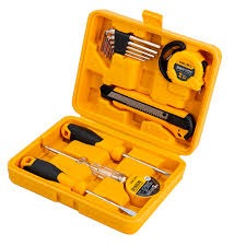 Otwarta, żółta walizka z zestawem narzędzi: śrubokręty, klucze imbusowe, nóż, miara zwijana. Zestaw narzędziowy do naprawy i konfiguracji komputerów.